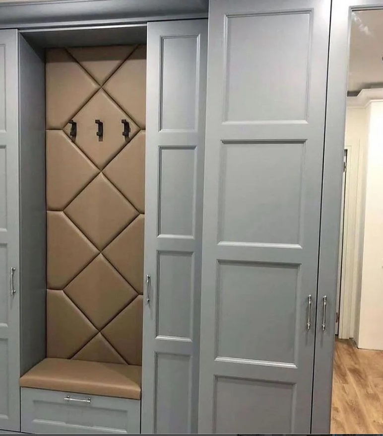 Прихожая, неоклассика, цветные фасады